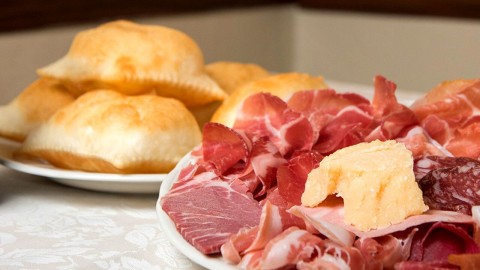 b2ap3_thumbnail_Torta-fritta-e-salumi Esplorando i Gustosi Piatti di Parma: Un Viaggio nel Cuore della Cucina Italiana - Blog